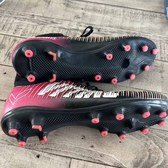 Slip on SOCCER CLEATS - Picture 2 of 3